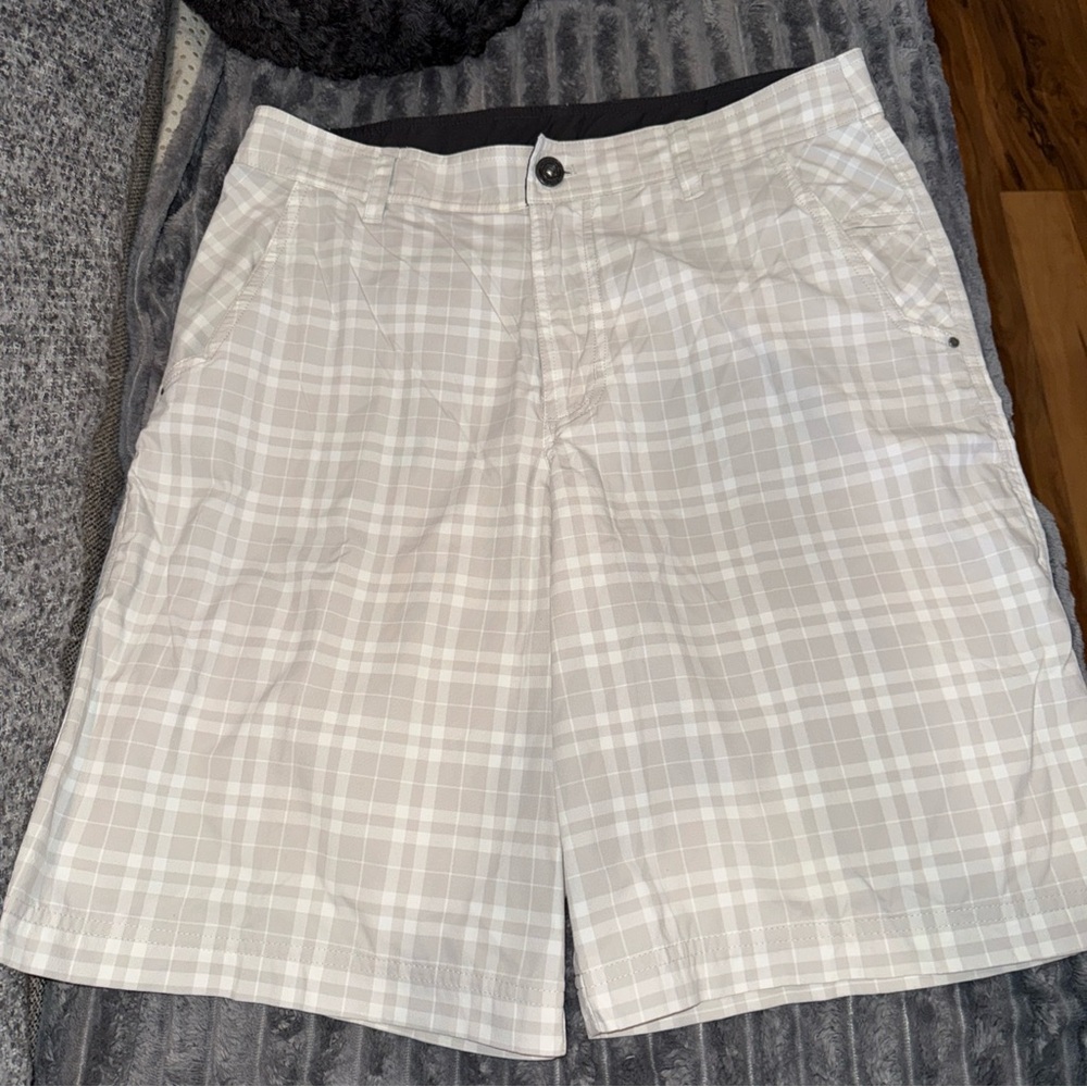 Men’s Lululemon Tan White Plaid Golf Walking Bermuda Shorts Size 34 EUC